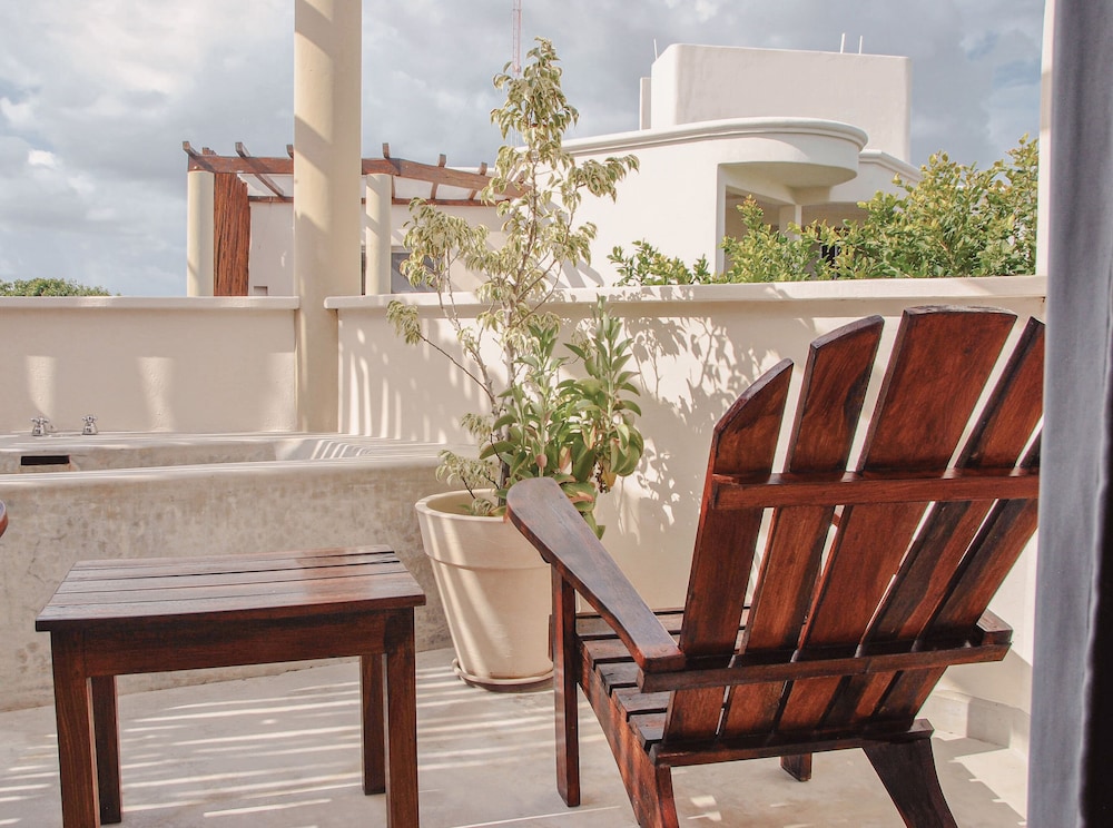 Suite with HotTub - Photo 10