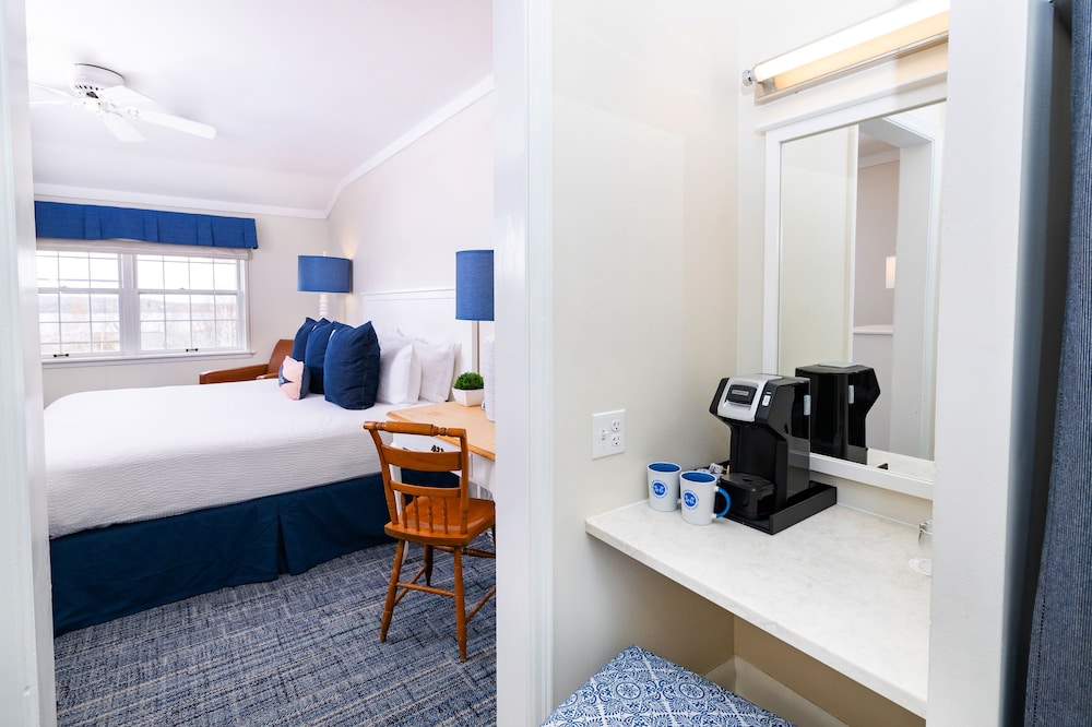 Room, 1 King Bed (Straits View/Lodge King, Dog Friendly) photo 2