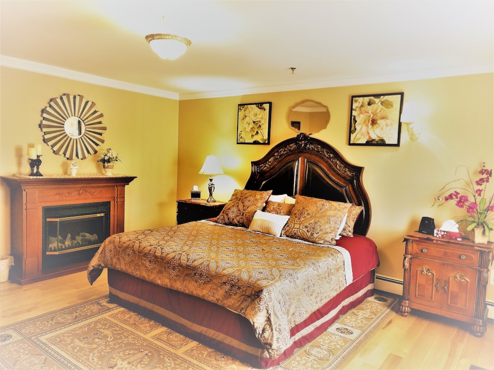 Deluxe Suite, 1 King Bed, Partial Sea View