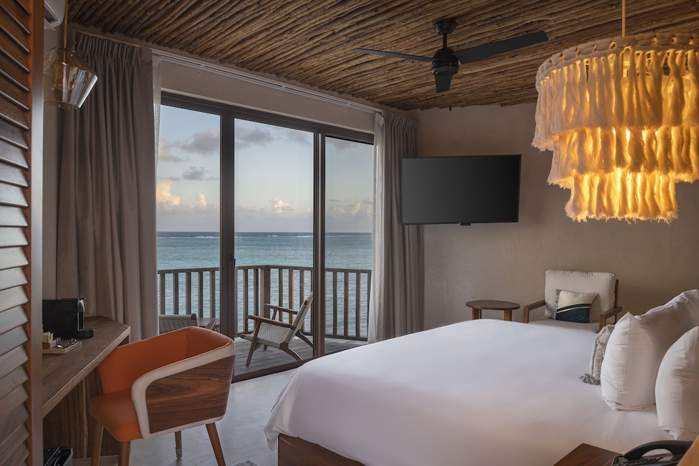 Beachfront Rooftop - Photo 1