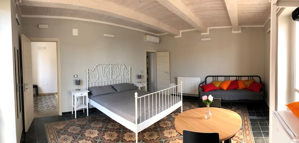 Room, 1 Queen Bed with Sofa bed (I Pensatori) photo 3