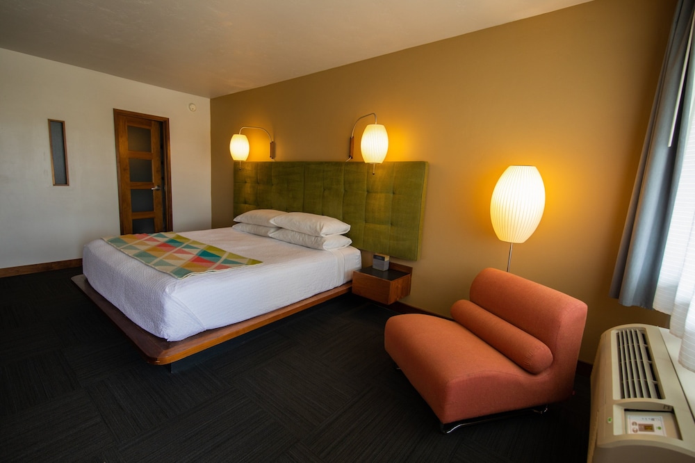 Design Room, 1 King Bed, Courtyard Area photo 1