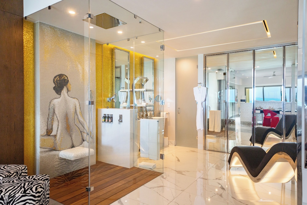 Ultra Corner Suite Ocean Front