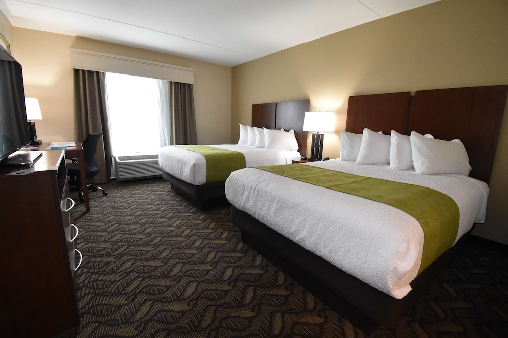 Standard Room, 2 Queen Beds, Non Smoking, Refrigerator & Microwave (Main Tower) - Photo 2