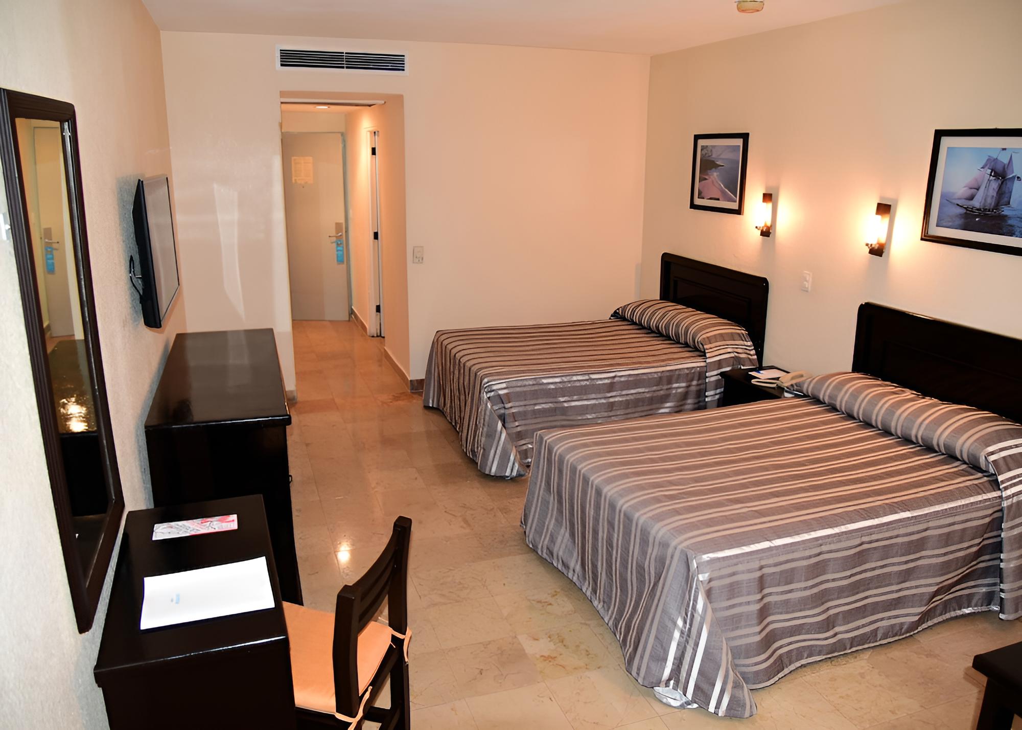 Standard Room with Balcony - Photo 6