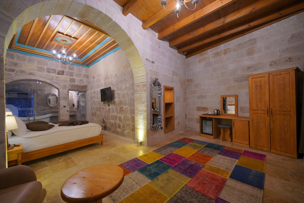 Deluxe Queen Room With Bathtub photo 2