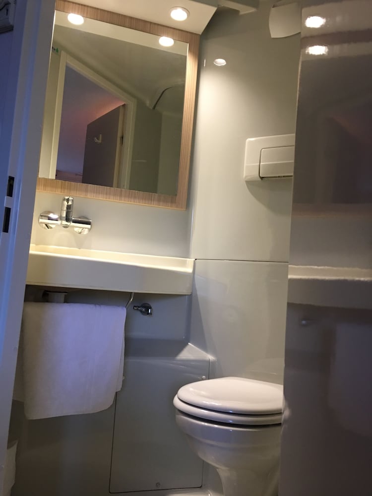 Standard Room, Multiple Beds (1 Double and 1 Single bed) - Photo 10