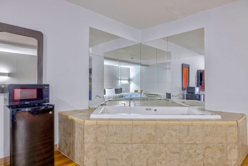 Deluxe Suite, 1 King Bed, Non Smoking, Hot Tub photo 3