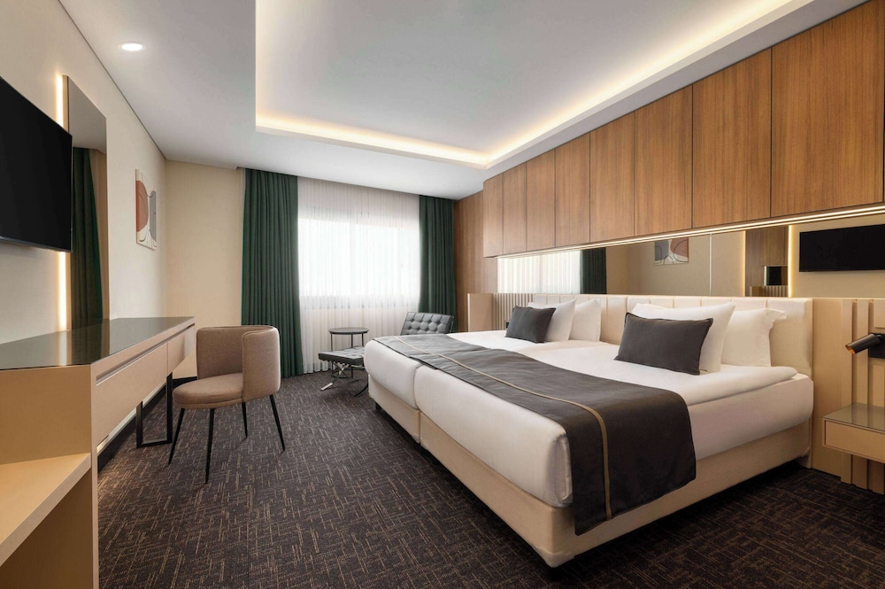 Standard Room, 1 King Bed, City View - Photo 4