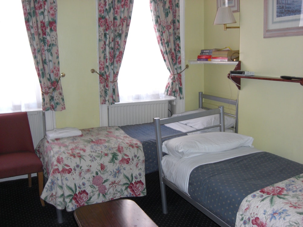 Triple Room, 3 Twin Beds, Shared Bathroom photo 2