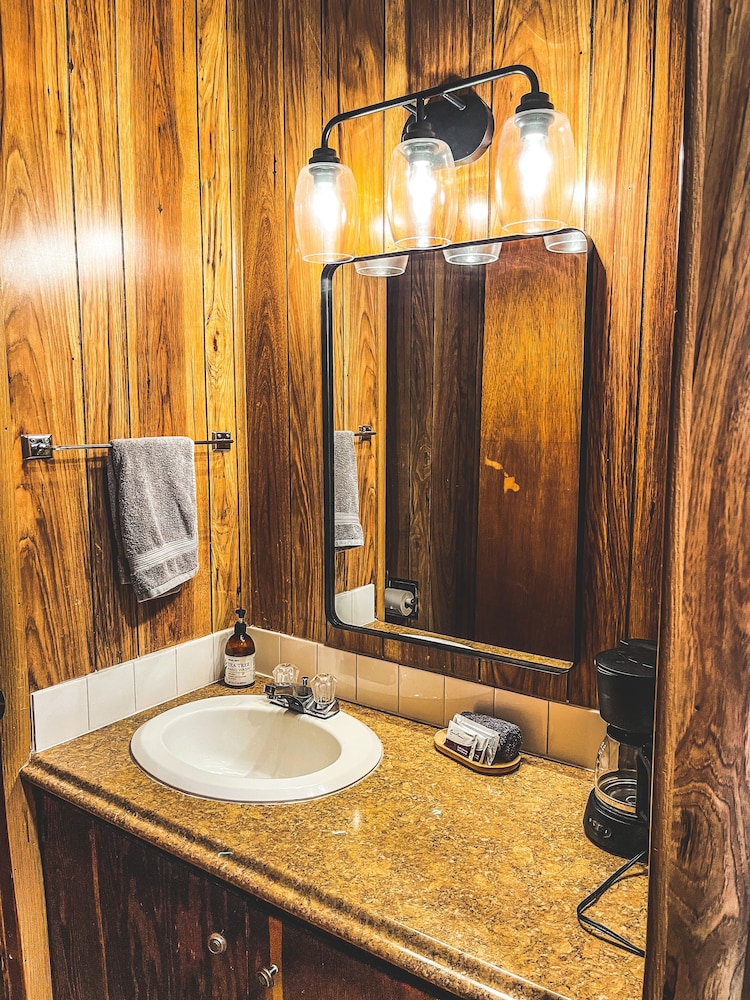 Crappie Cabin Room 5 photo 2