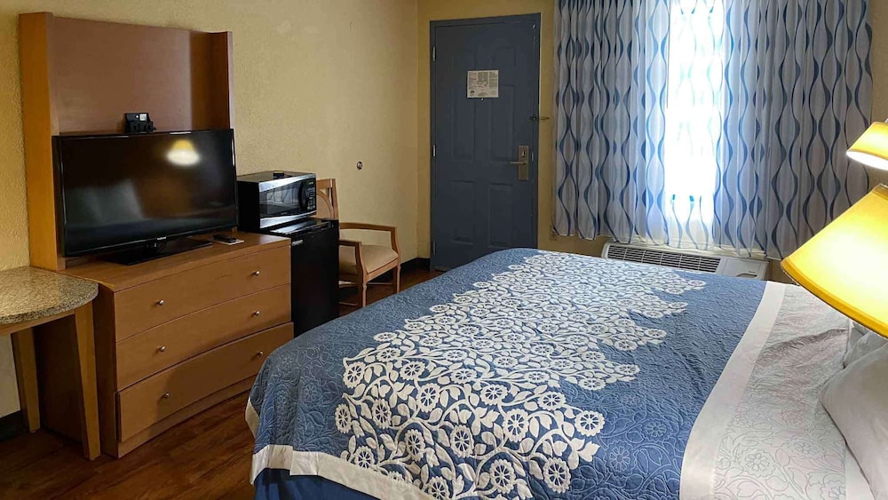 Standard Room, 1 King Bed, Non Smoking - Photo 7