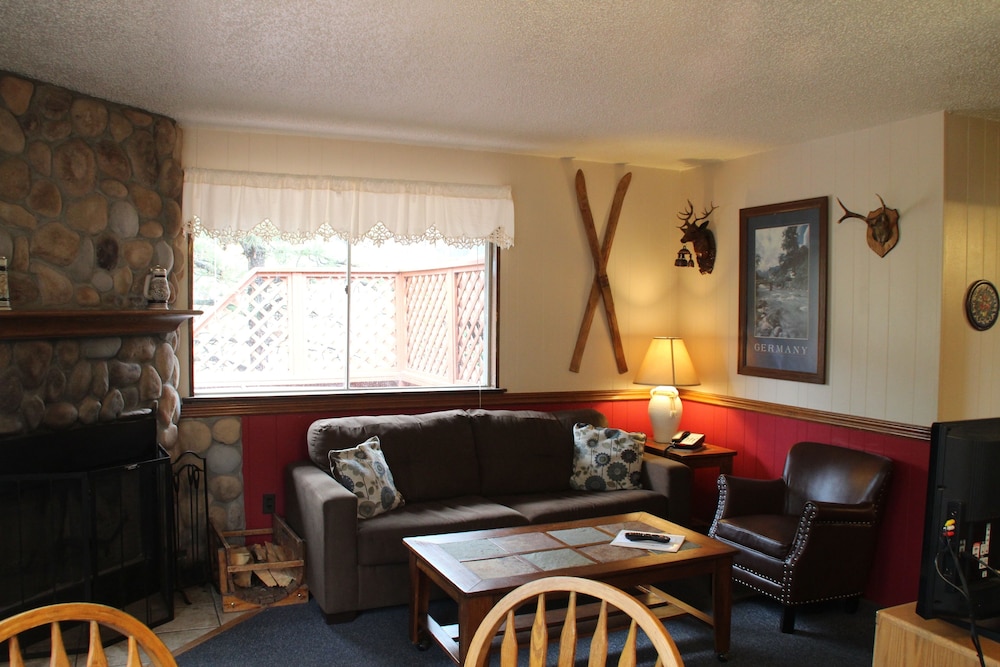 Zimmer Frei #24 (River Cabin w/ Private Hot Tub, Fireplace)