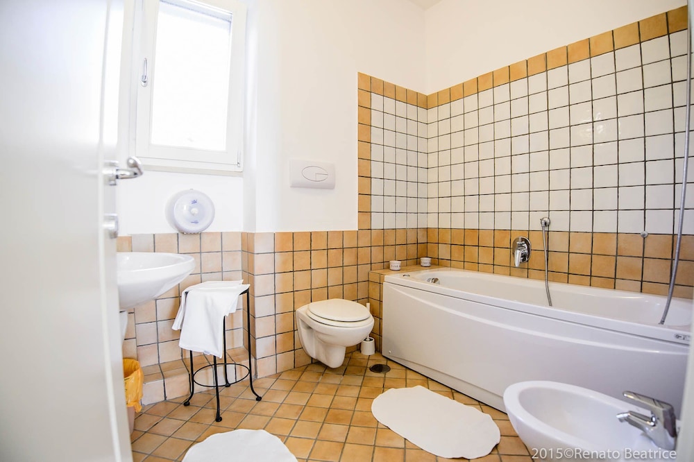 Deluxe Double Room with Balcony photo 2