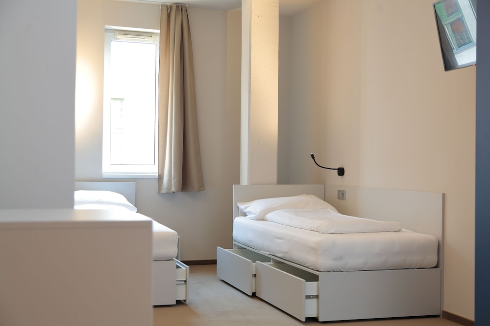 Standard Twin Room - Photo 1