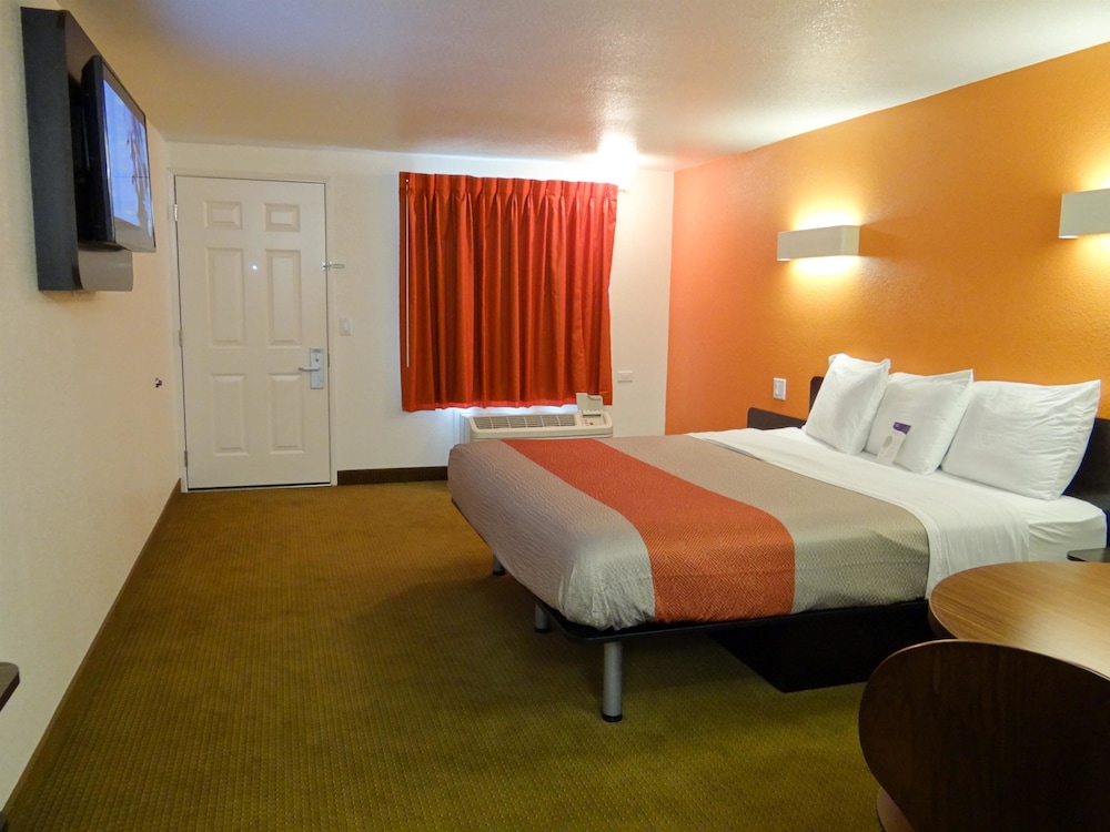 Standard Suite, 1 King Bed, Non Smoking, Kitchen photo 3