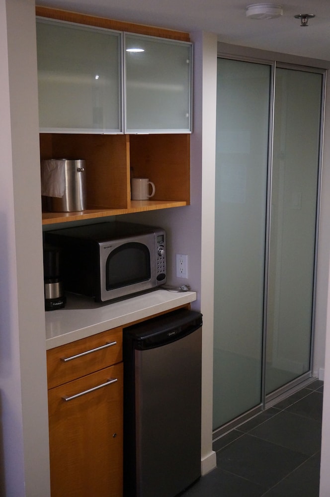 Superior Room, Ocean View (Waikiki Tower) - Photo 11