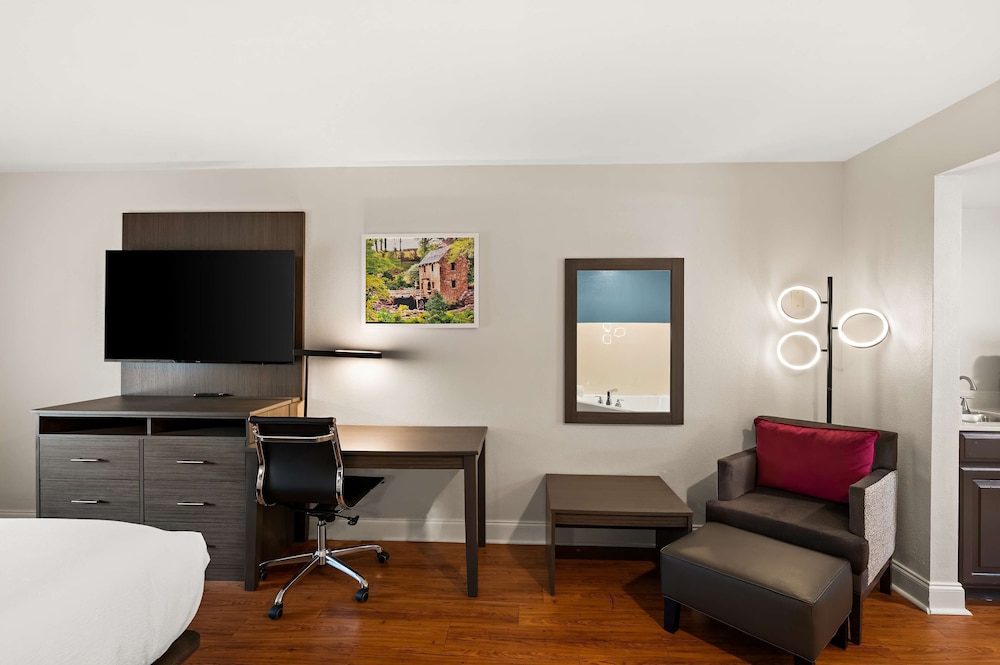 Standard Room, 1 King Bed, Non Smoking, Hot Tub - Photo 2