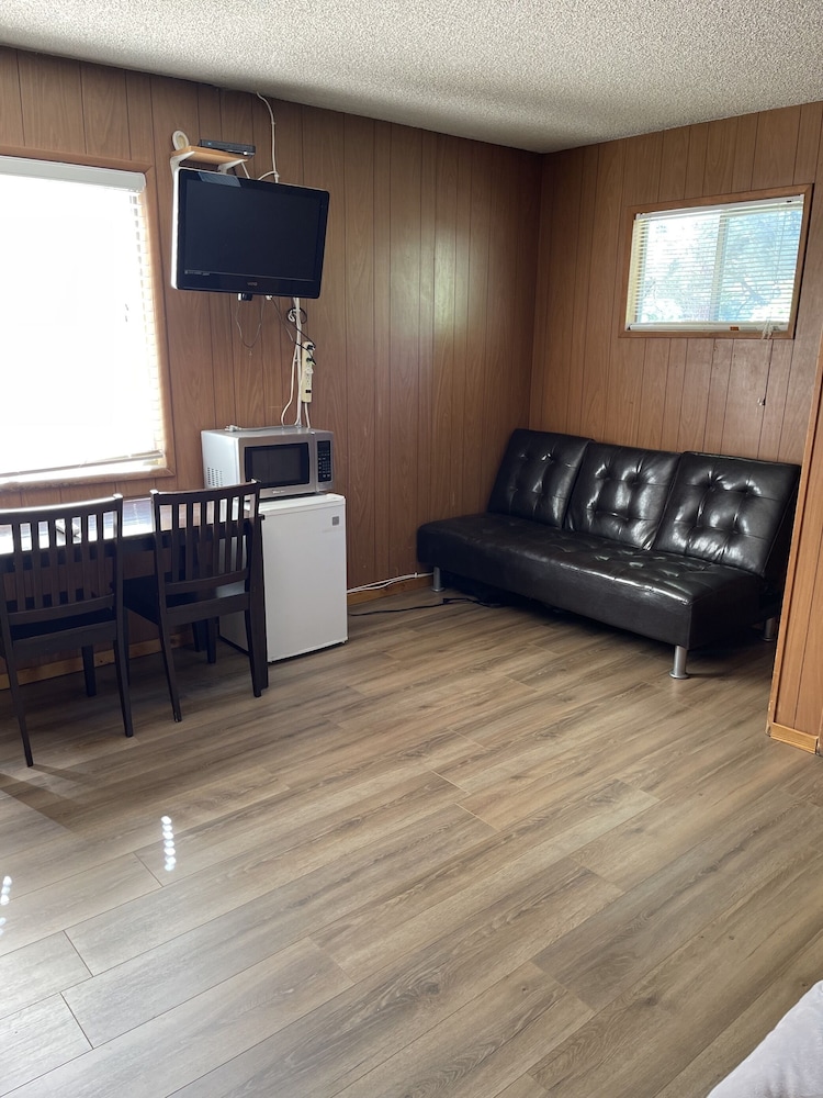 Cabin 4 - 1 Queen Bed photo 3