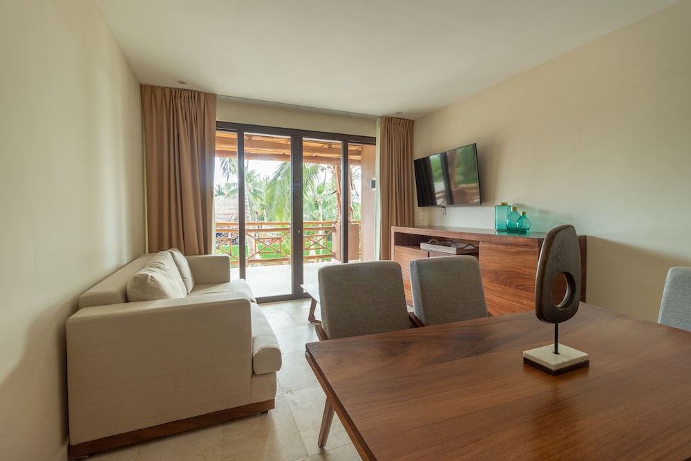 Belo Deluxe Suite King Bed - Adults Only