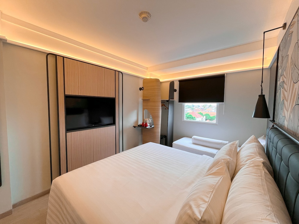Deluxe Room, 1 Queen Bed with Sofa bed (with Single Sofa Bed) photo 3