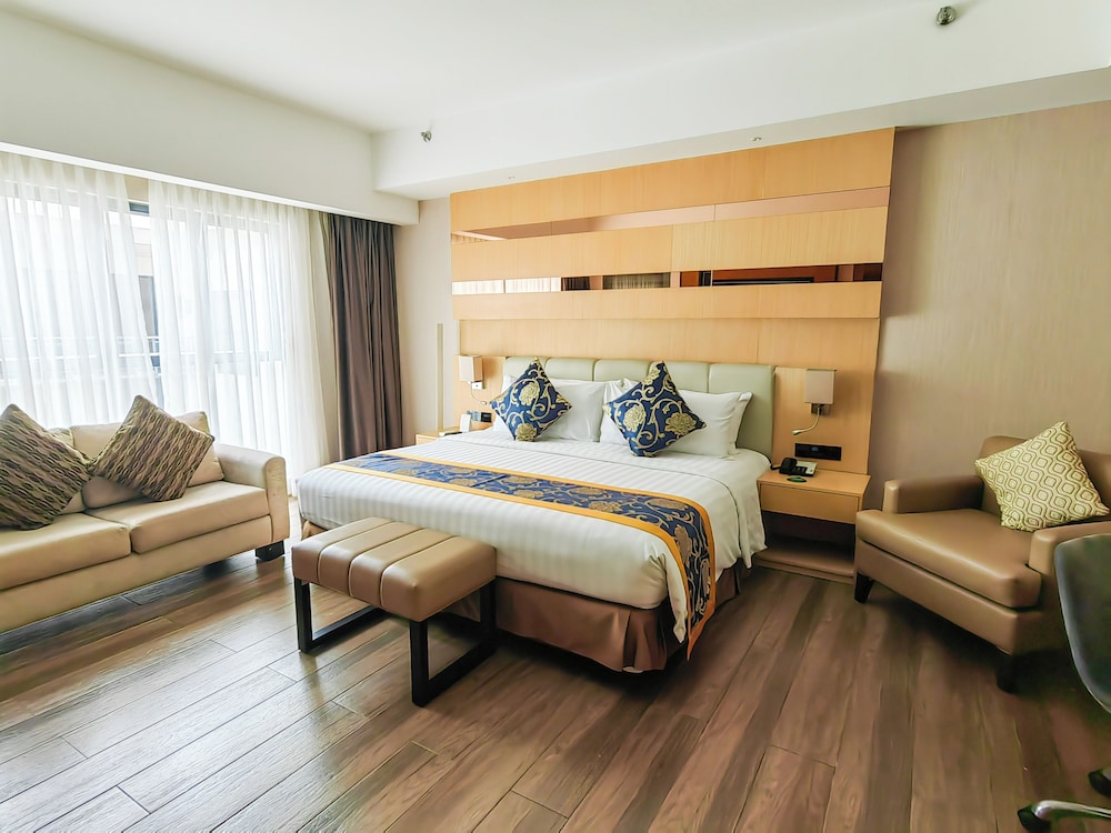 Superior Suite, 1 King Bed, Non Smoking - Photo 4