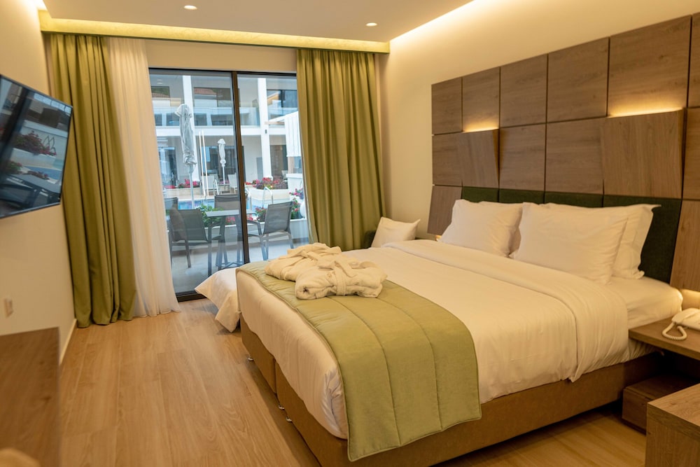 Superior Double Room, Accessible, Pool View