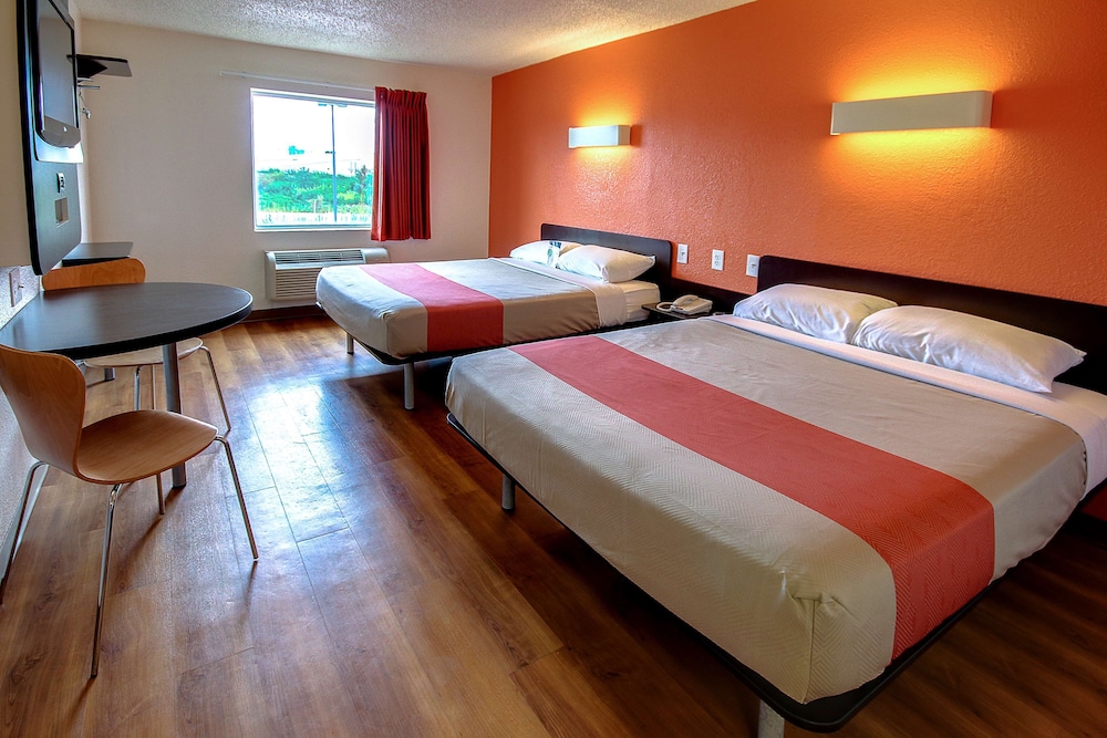 Standard Room, 2 Queen Beds, Non Smoking photo 2