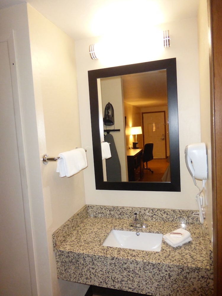 Standard Room, 2 Queen Beds (Smoke Free) photo 3