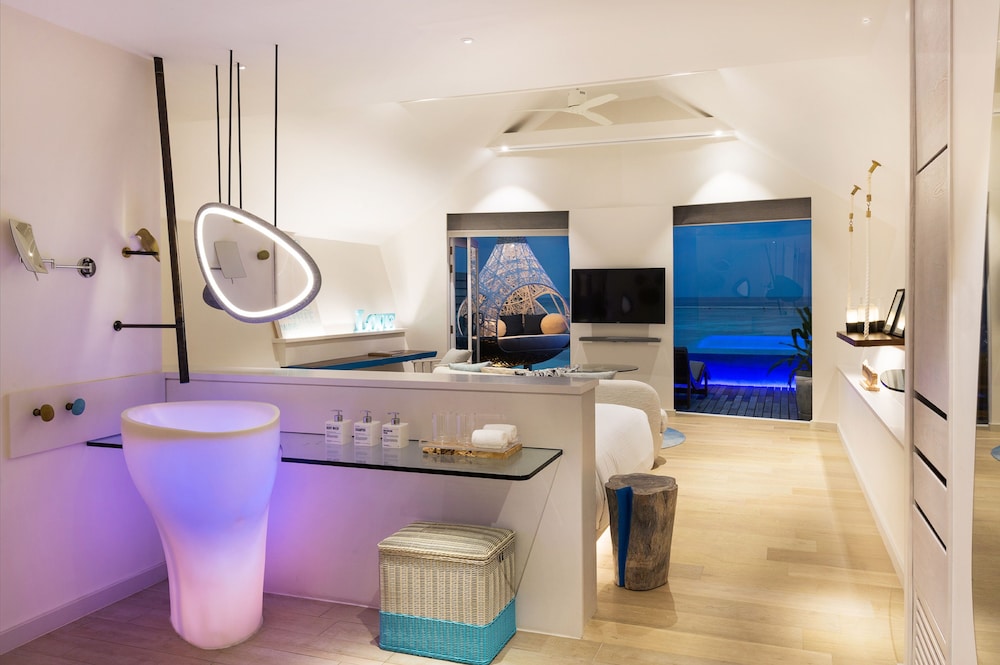 Romantic Pool Water Villa