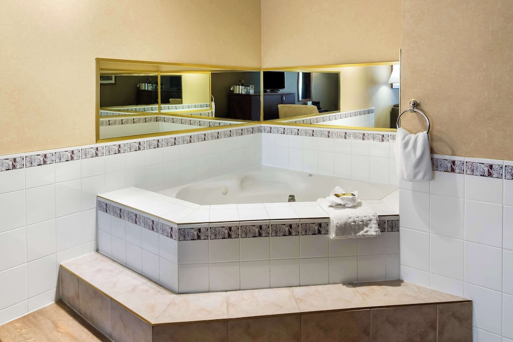 Honeymoon Room, 1 King Bed, Non Smoking, Jetted Tub - Photo 1