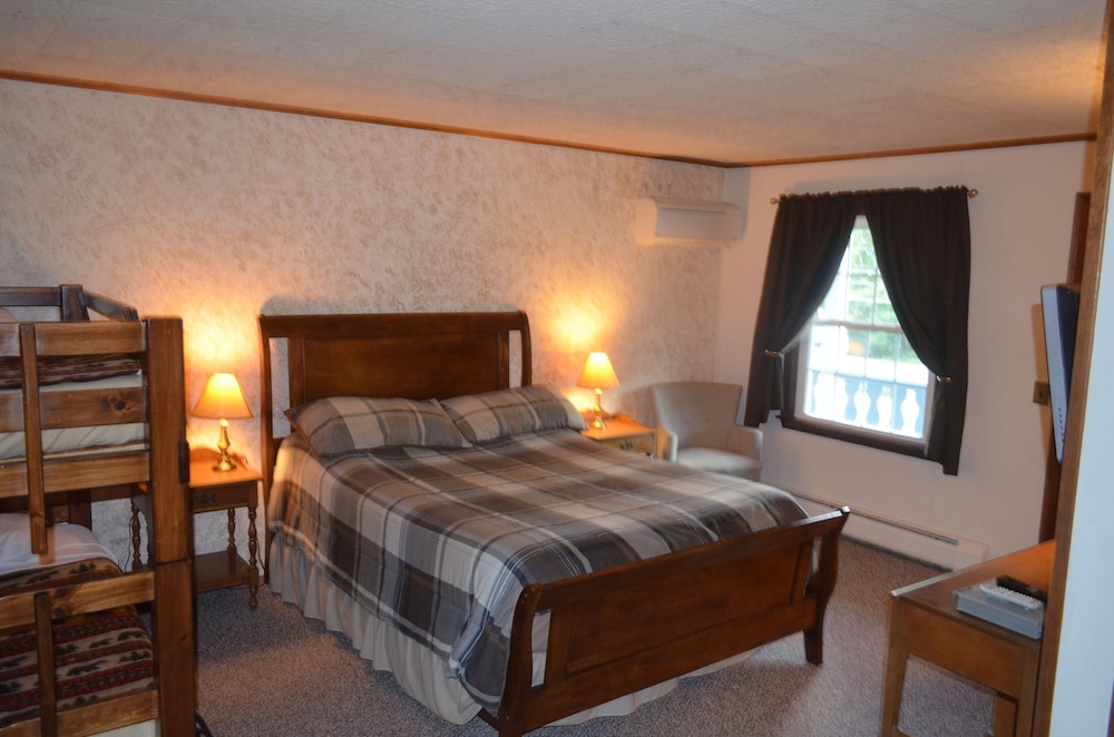 Standard Double Room (Queen with Bunk Bed) photo 2