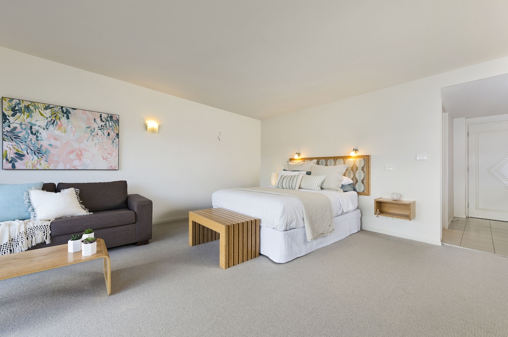 Studio, 1 Queen Bed, Balcony, Marina View (1) photo 3