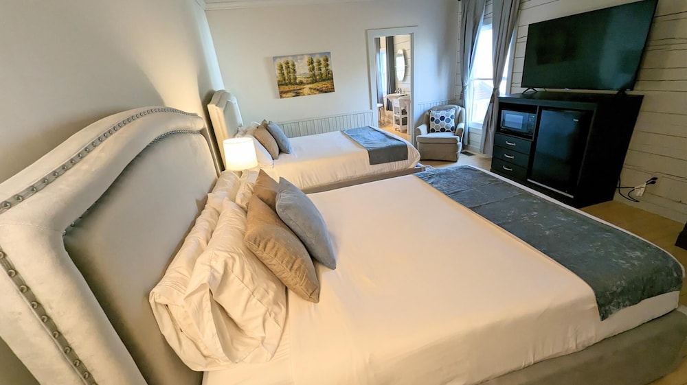 Deluxe Room, 2 Queen Beds, Refrigerator & Microwave, photo 6