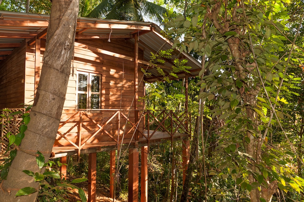 Standard Double Or Twin Room, 1 Bedroom, Partial Lake View photo 2