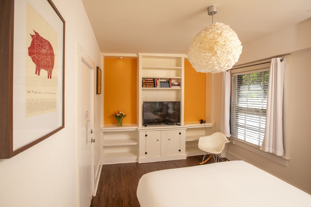 Deluxe Double Room, Ensuite (Street View) - Photo 3