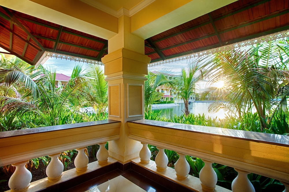 Luxury Cottage, 1 King Bed, Balcony, Lagoon View photo 3