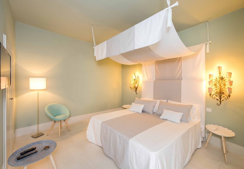 Deluxe Suite - Photo 1