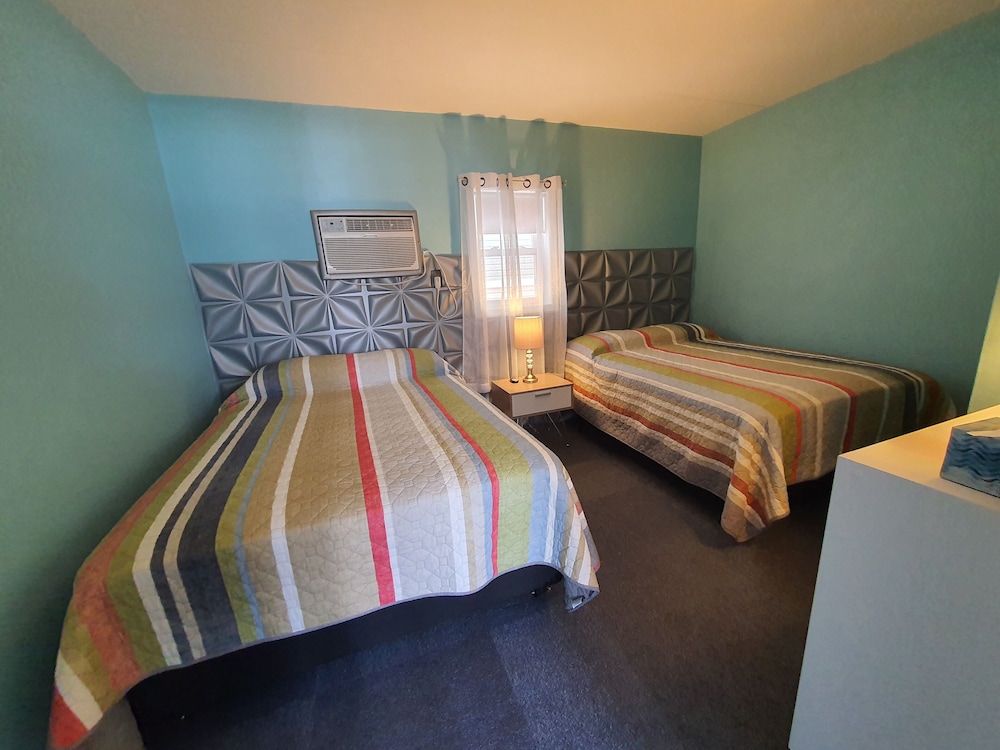 Family Suite, Multiple Beds, Pool View (and 1 Full Sofabed) photo 3