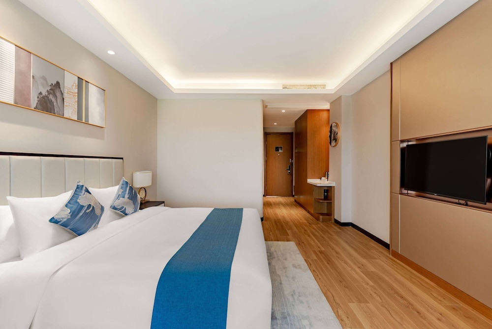 Executive Room, 1 King Bed, Smoking