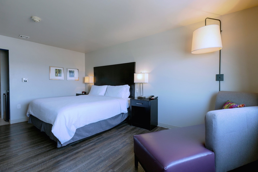 Standard Room, 1 King Bed, Accessible (Communication) photo 2