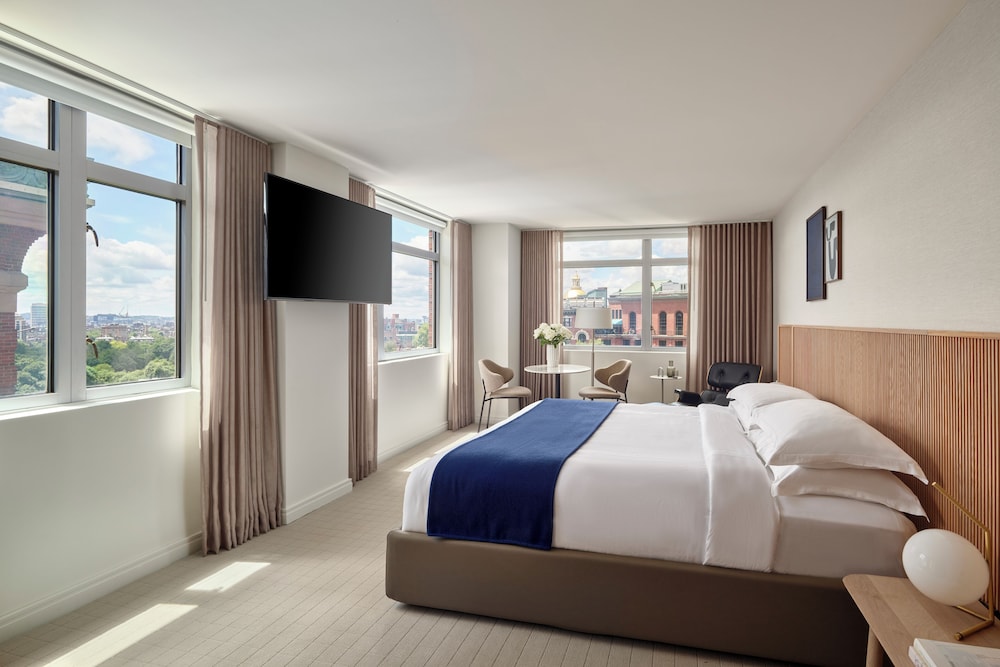 Premium Room, 1 King Bed, Corner - Photo 1
