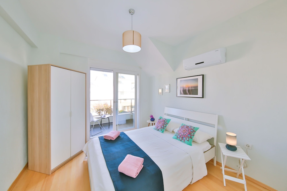 Myra - Duplex 3 Bed Apartment with Pool and 2 Showers