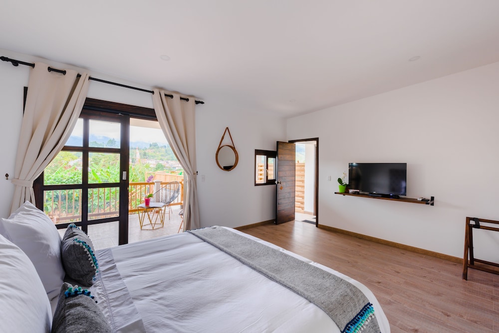 Deluxe Room, 1 King Bed, Terrace, Mountain View photo 3