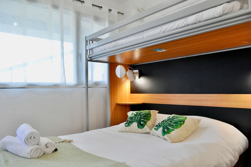 Standard Room, 3 Twin Beds - Photo 2