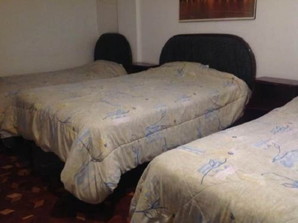 Economy Triple Room photo 2