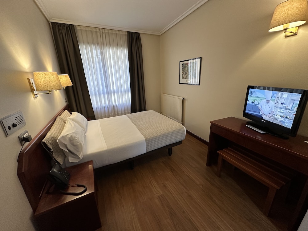 Standard Double Room Single Use - Photo 3