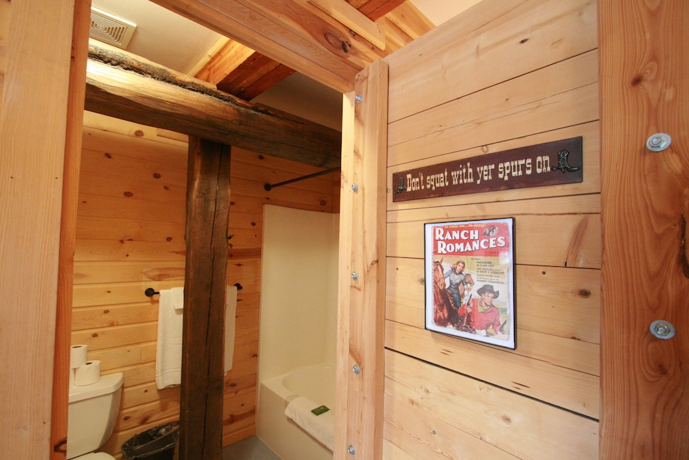 Standard Single Room, 1 Queen Bed, Mountain View (Charlie Russell) photo 3