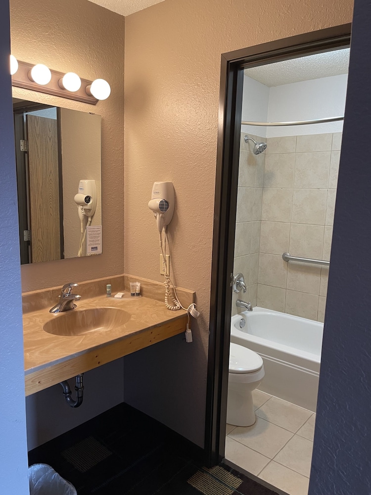 1 King Bed, Jacuzzi Suite, NO PETS, Non-Smoking photo 2