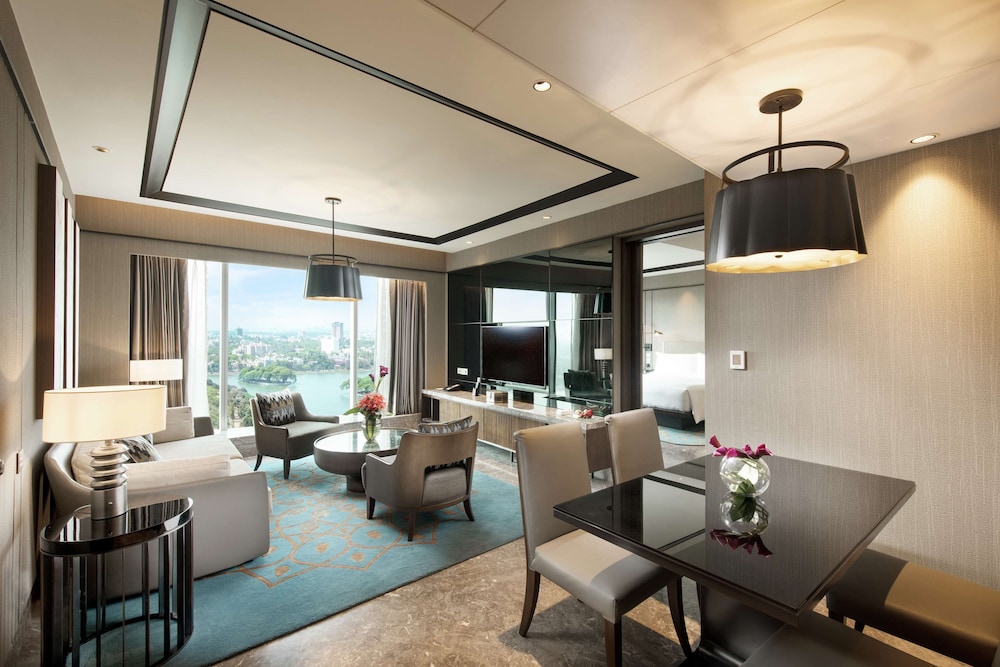 Suite, 1 King Bed, Non Smoking  - with Executive Lounge Access photo 2